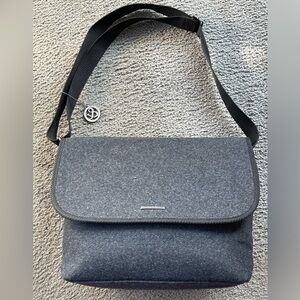 NWOT FRANKIE & JOHNNIE CROSSBODY/SHOULDER/MESSENGER BAG. Black/Dark Gray.